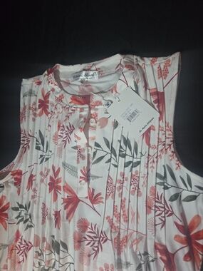 White Mark Sleeveless Floral Pleat Front Top in Coral & Green